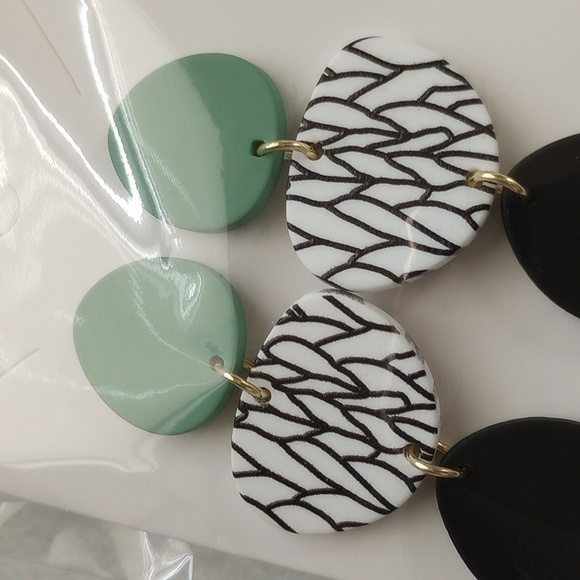 Hanging Earrings With Leaf Pattern - Picture 9 of 9